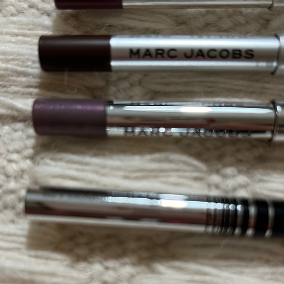 New Marc Jacobs Vibrant Red Circular Crossbody Bag with Lip & eye Liners - Picture 8 of 8